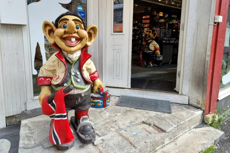 トロムソの土産物店の前に立つ、ノルウェー国旗を持ったトロールの人形