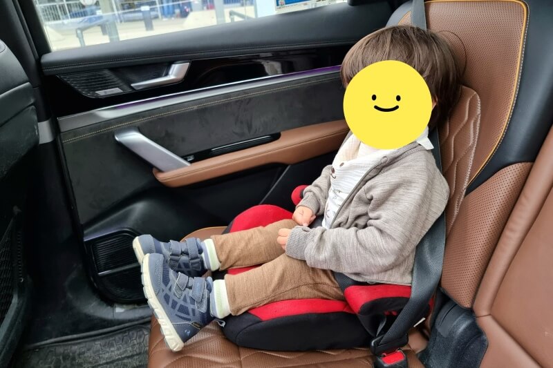トロムソ空港からホテルへ向かうタクシーで、ジュニアシートに座る息子