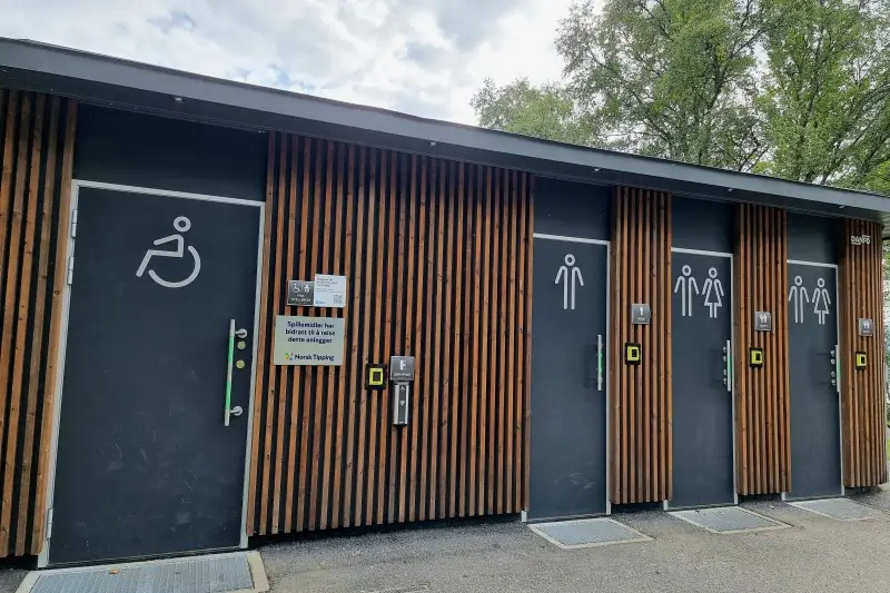 Telegrafbuktaにある、車いす対応トイレを備えた公衆トイレの外観