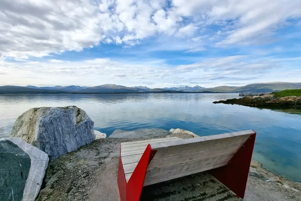 Telegrafbuktaの穏やかな海と山々を眺められる海辺のベンチ