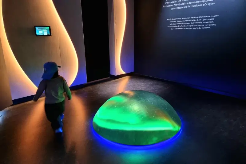 トロムソ博物館で緑色に光るドーム状のオーロラ展示と息子