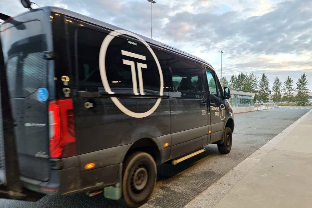 ホテルから空港への移動に利用したTromsø Taxiの大型車両